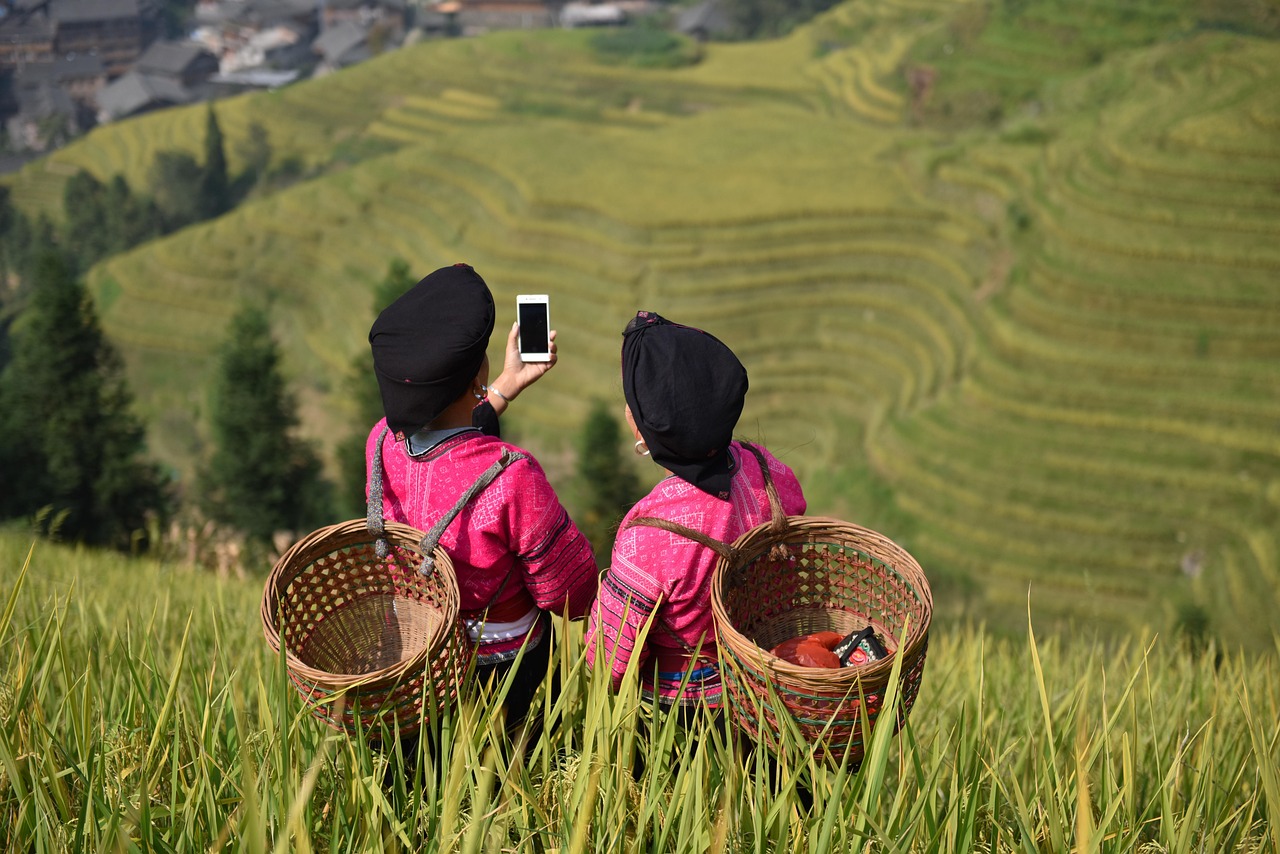 women-7217461_1280 Remote phone locale